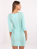 Hurt Miętowa sukienka koktajlowa z kwiatową aplikacją