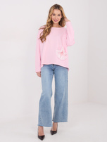 Jasnoróżowa bluza z ozdobnym przeszyciem