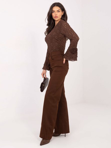 Brązowe jeansowe spodnie z prostą nogawką