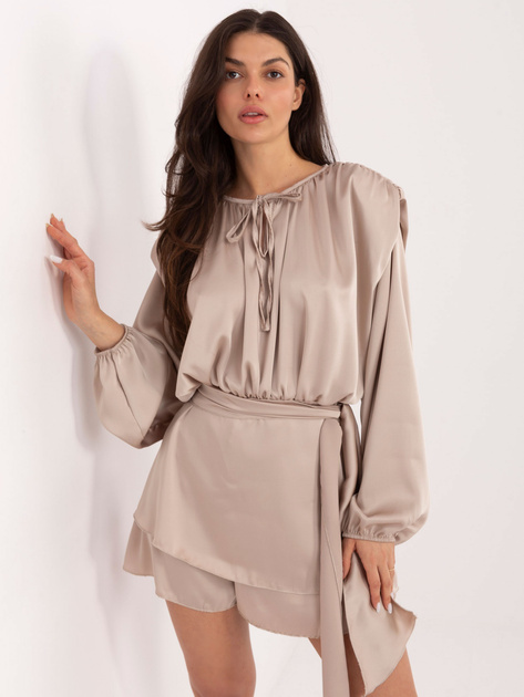 Beżowy elegancki kombinezon o kroju sukienki