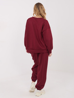 Bordeauxfarbener Satz mit Joggerhosen.