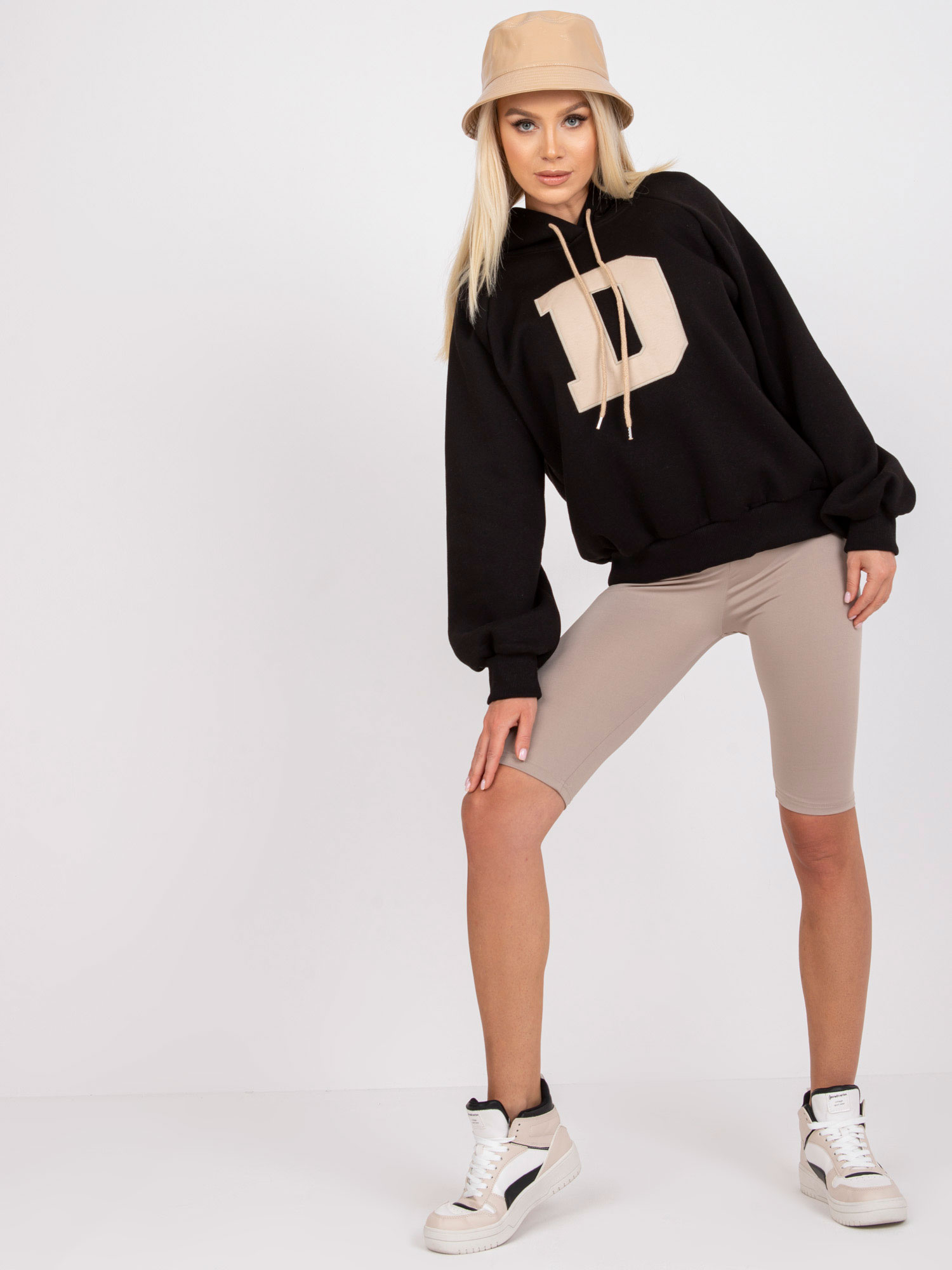 Schwarzer Damen-Hoodie mit Kapuze Valeria.