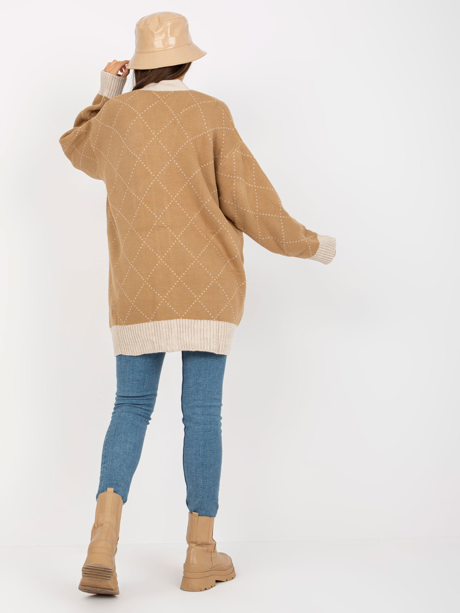 Camelowy sweter rozpinany ze wzorem RUE PARIS