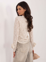 Jasnobeżowa dopasowana bluzka z koronką