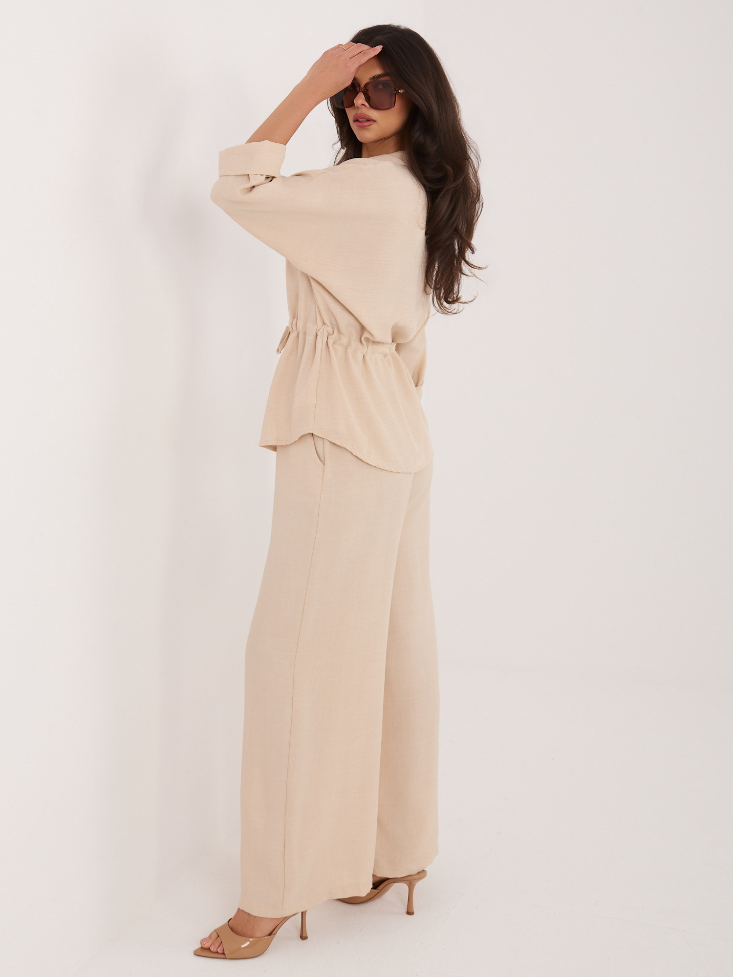 Beżowy letni komplet ze ściągaczem w talii 