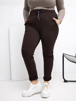 Czekoladowe spodnie plus size z ozdobnymi wstawkami