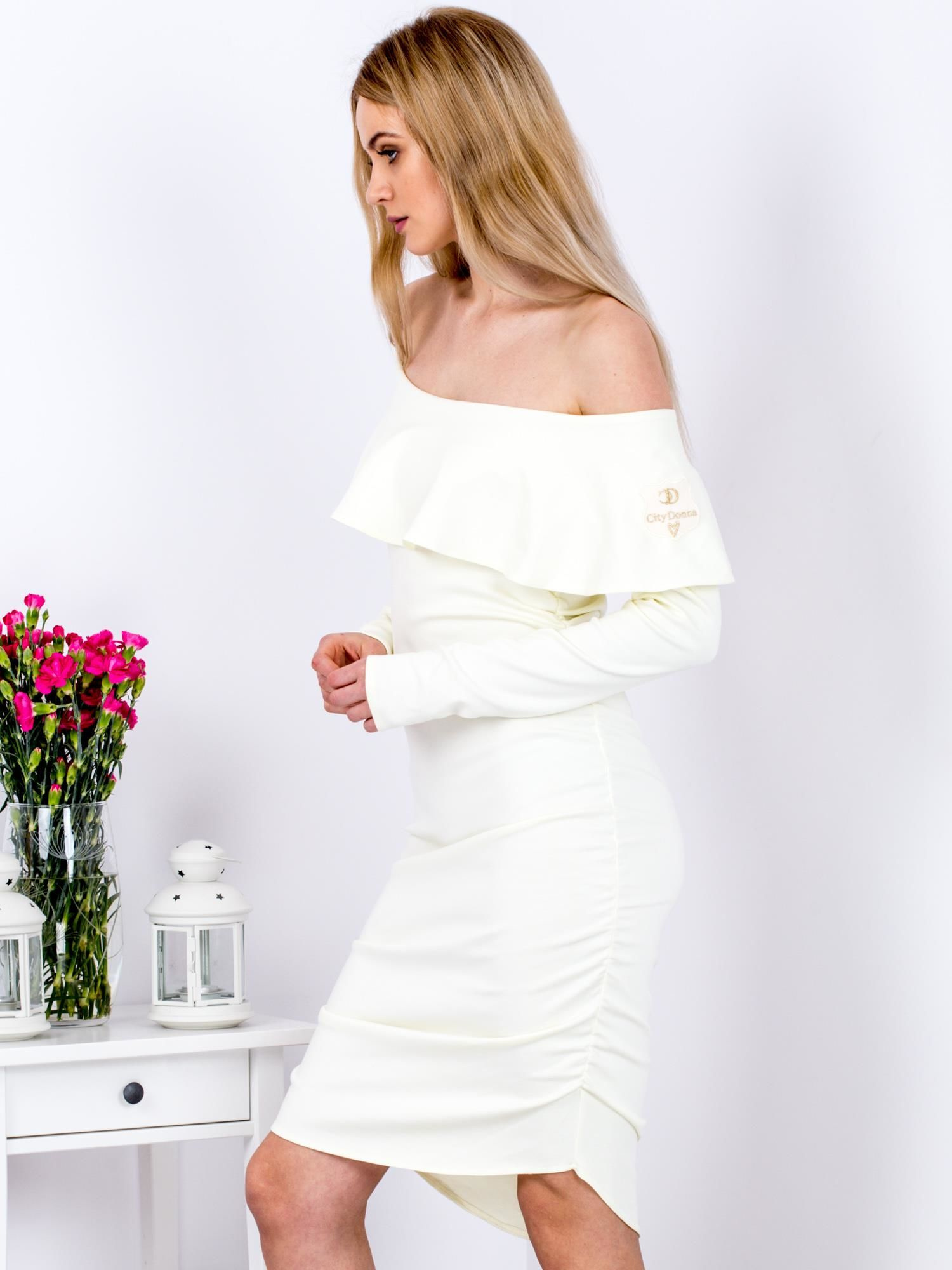 Gelbes, gerafftes Kleid mit Carmen-Ausschnitt.