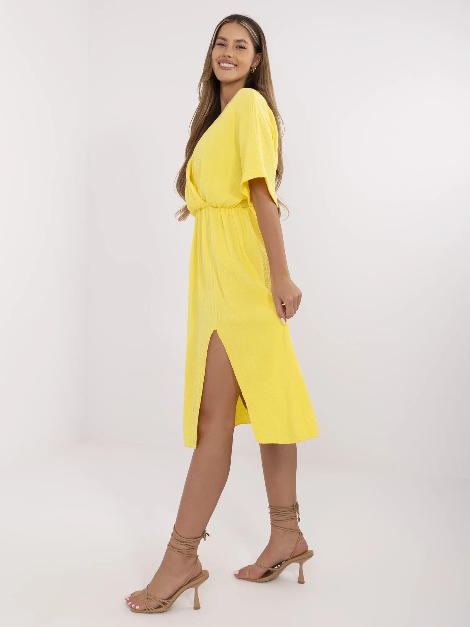 Gelbes Sommerkleid für Damen aus Musselin.