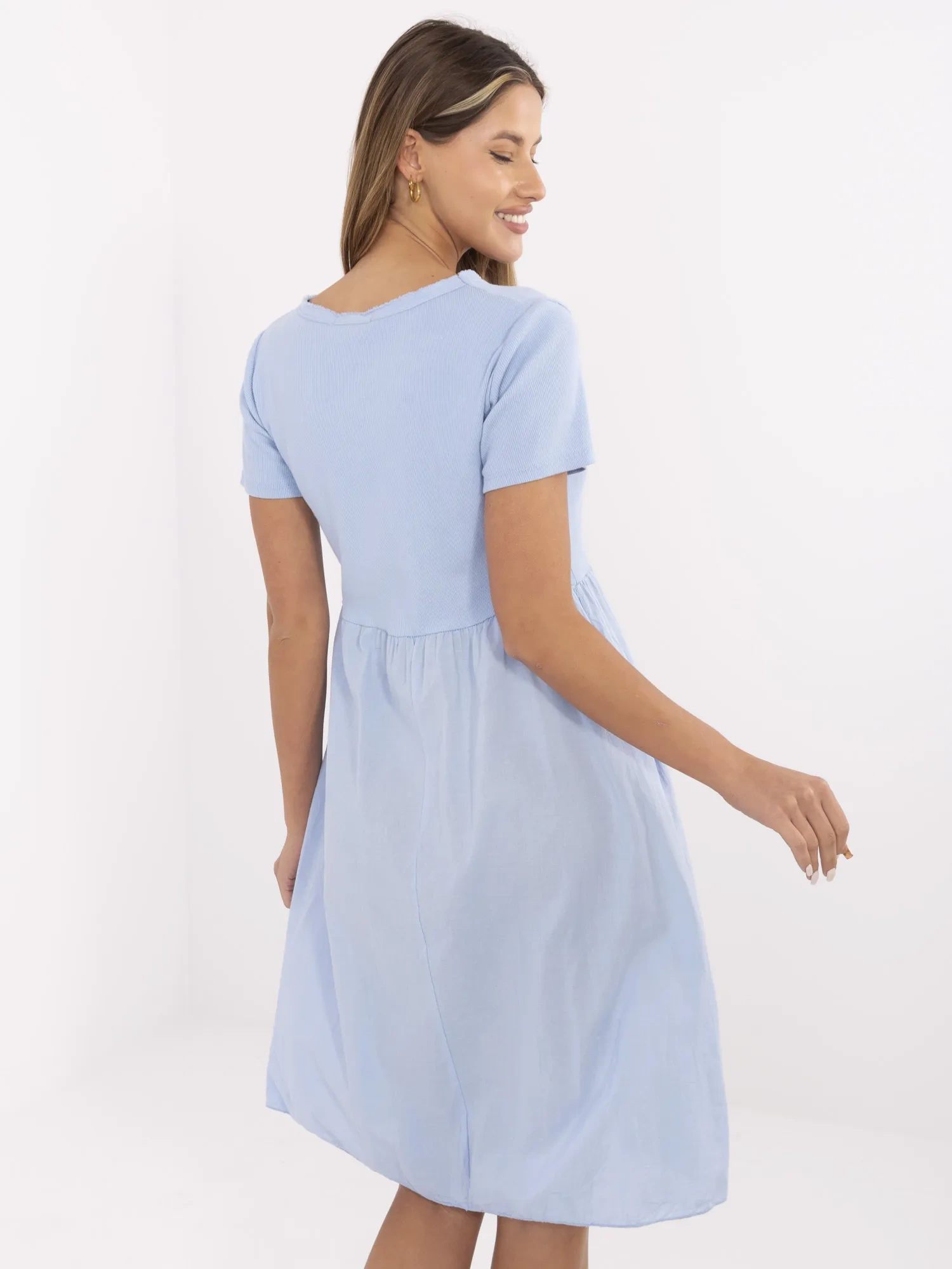 Helleblaue Sommerkleid mit V-Ausschnitt.