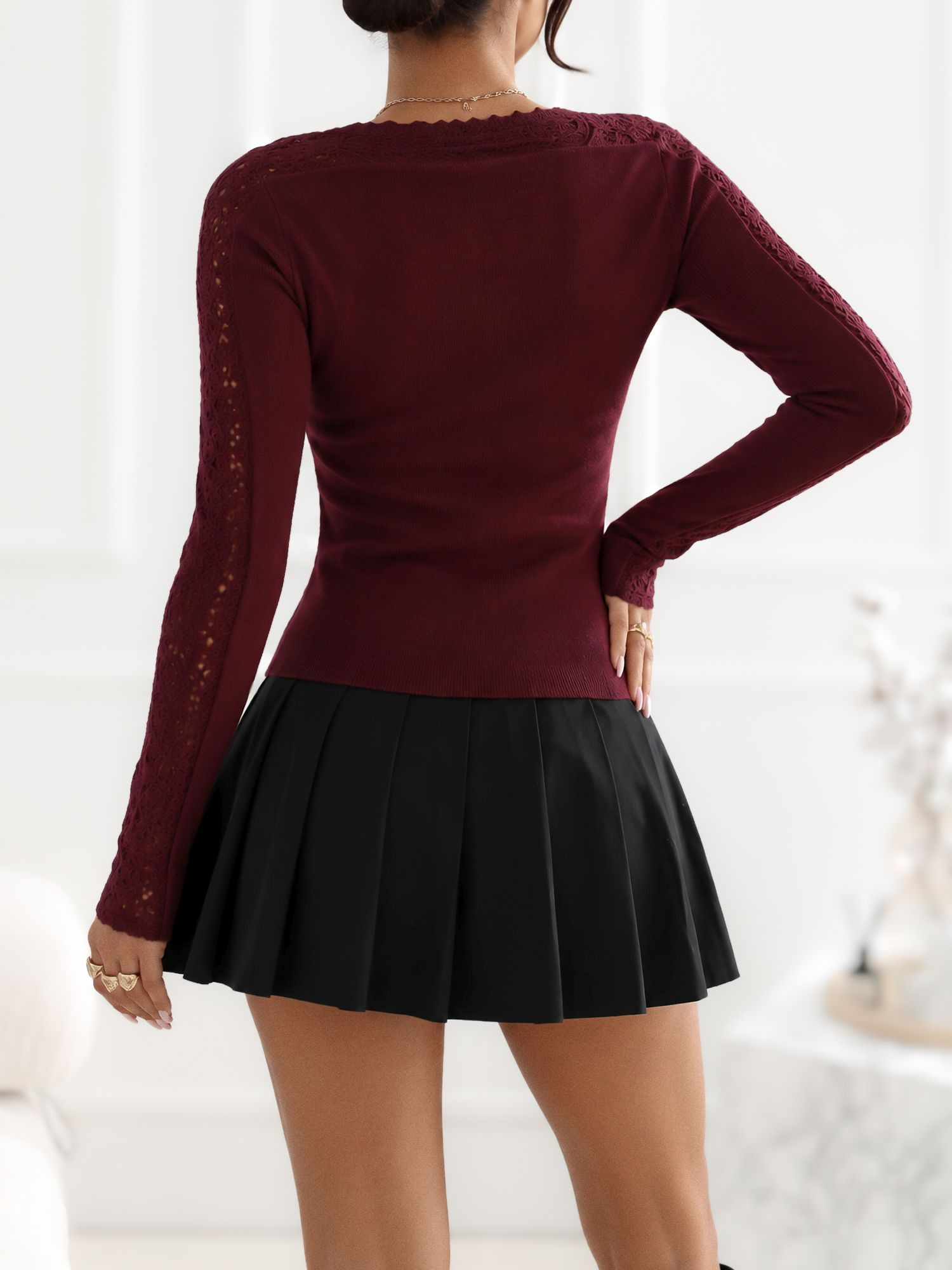 Bordo eleganti megztinis su nėriniuotu gipūru.
