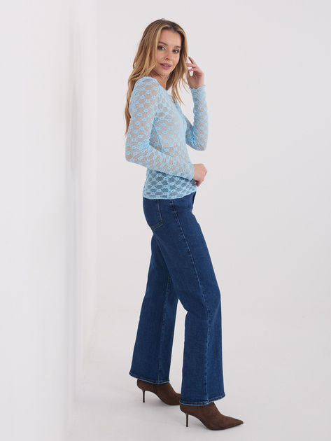 Jasnoniebieska dopasowana bluzka z koronki