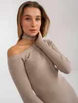 Hurtownia Ciemnobeżowa mini sukienka dopasowana z chokerem