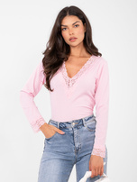 Jasnoróżowa prążkowana bluzka z koronką