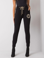 Czarne spodnie dresowe z nadrukiem Larissa