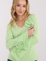 Jasnozielona damska bluzka z ozdobnymi różami