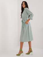 Hurtownia Biało-zielona midi sukienka szmizjerka z printem