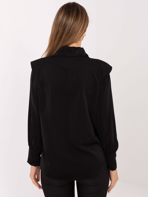 Czarna rozpinana koszula z broszką