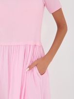 Jasnoróżowa rozkloszowana sukienka z podszewką 