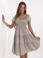 Ciemnobeżowa rozkloszowana sukienka z falbaną