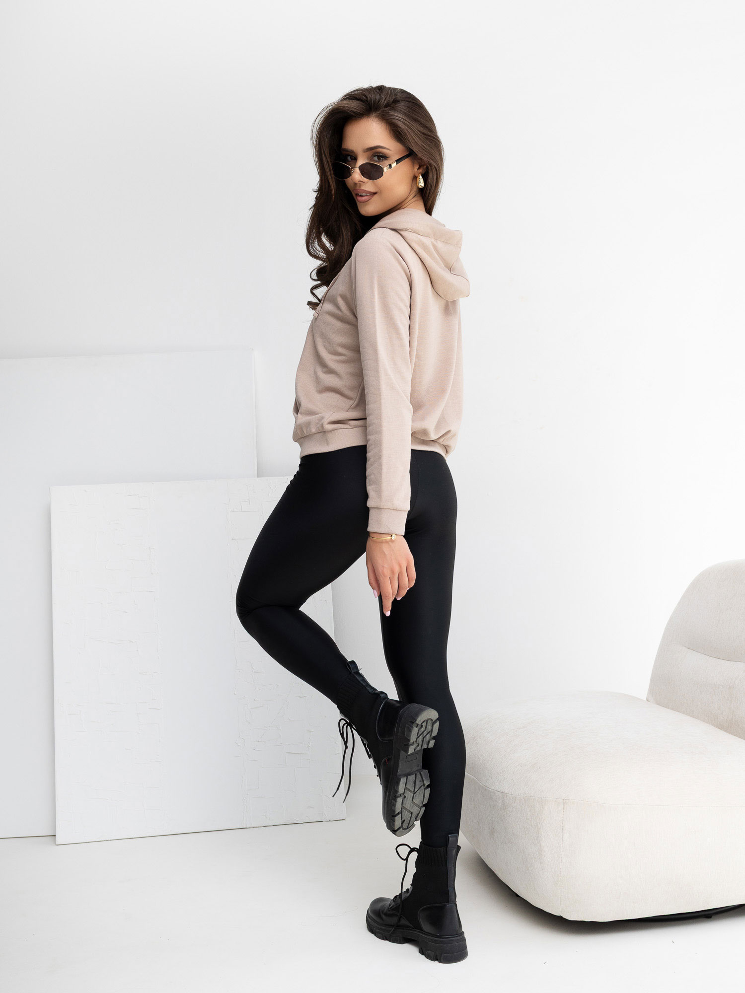 Hurtownia online Beżowa rozpinana bluza basic z bawełny 