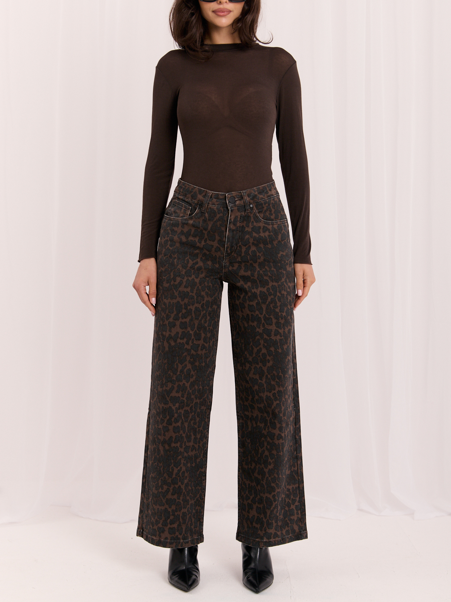 Ciemnobrązowe damskie jeansy wide leg w panterkę