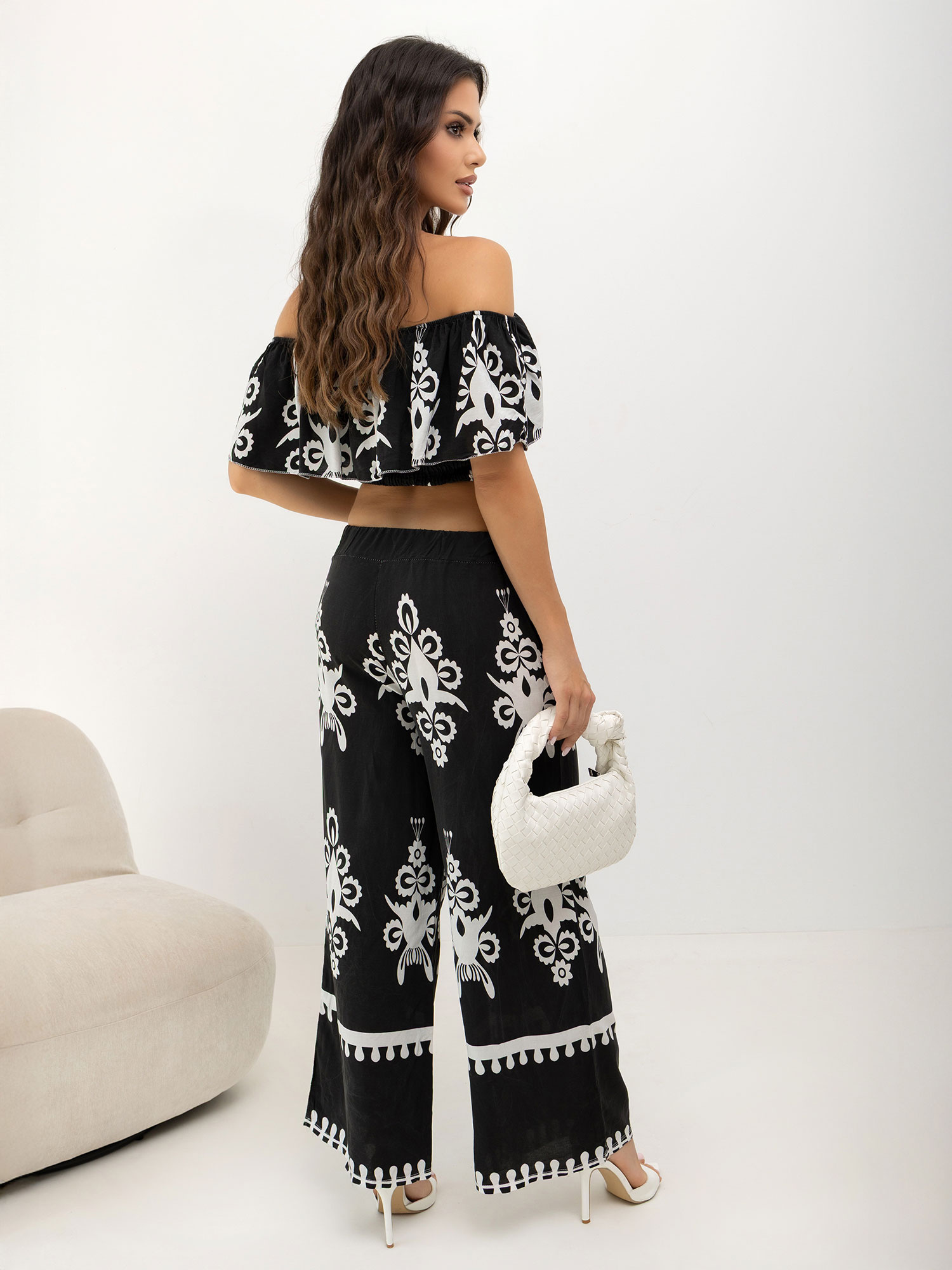 Černý letní komplet s halenkou typu off-shoulder.