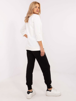 Hurtownia Ecru-czarny dresowy komplet z aplikacjami