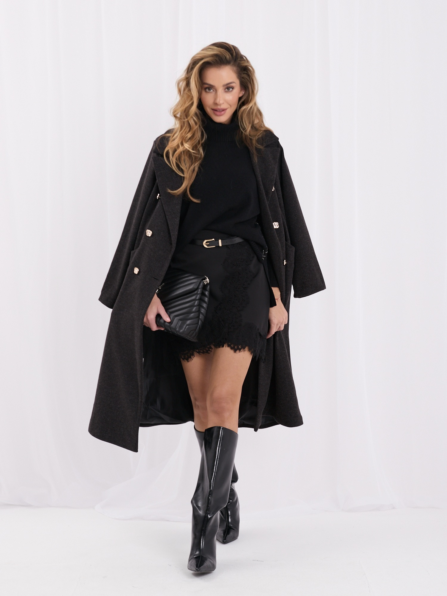 Schwarzer Damen Oversize-Pullover mit Rollkragen und Schlitzen.