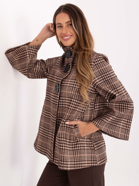 Jasnobeżowo-brązowy płaszcz z dużymi guzikami