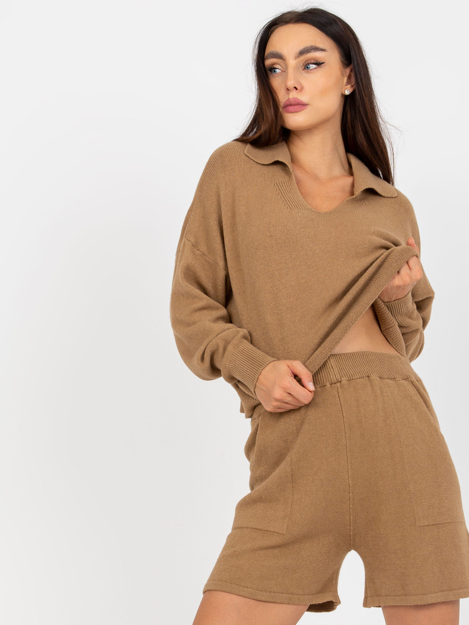 Camelowy dwuczęściowy komplet casualowy z dzianiny