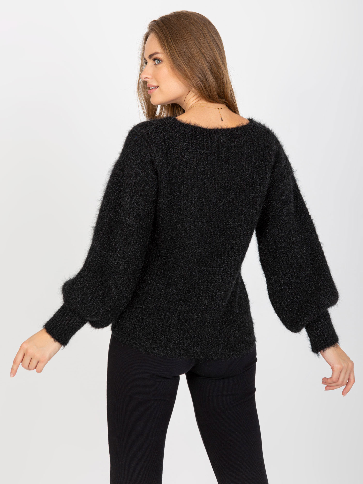 Czarny fluffy sweter klasyczny z wełną OCH BELLA