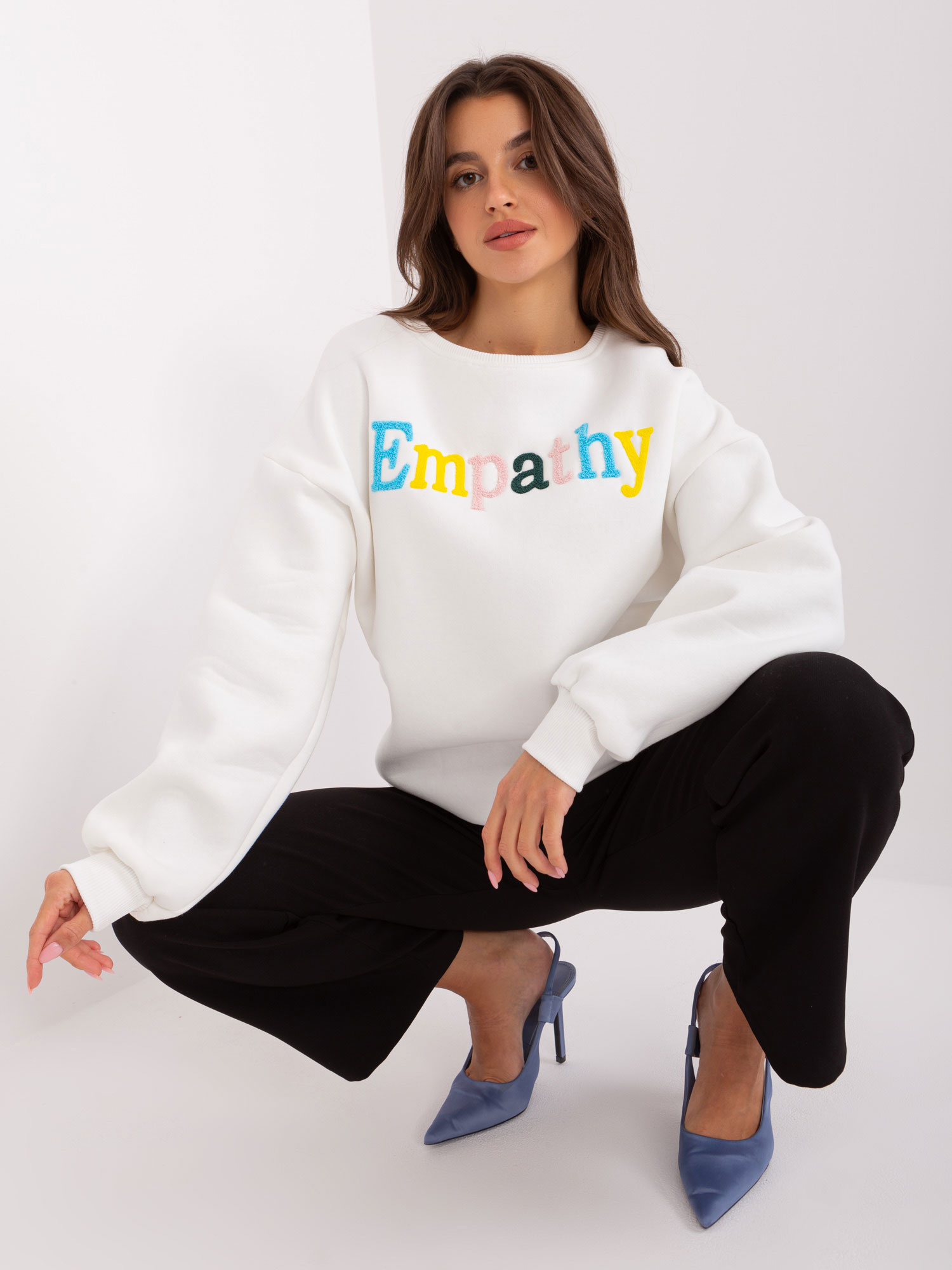 Ecru dresowa bluza bez kaptura z napisem