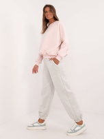 Hurt Jasnoróżowy dresowy komplet oversize z naszywką