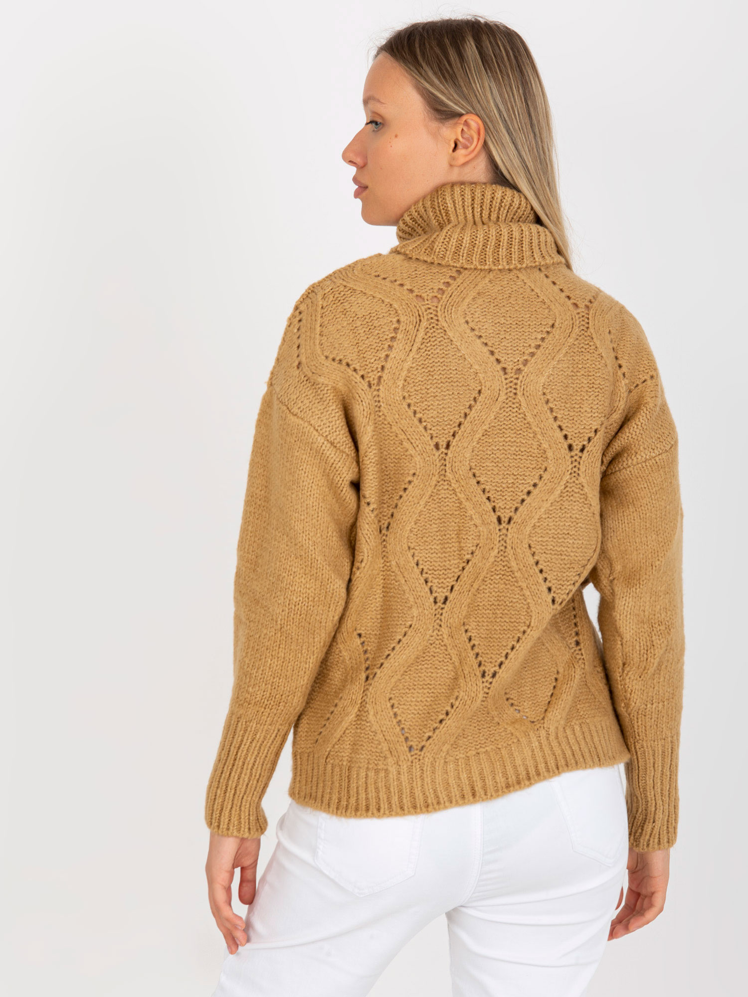 Hurt Camelowy ażurowy sweter z golfem o kroju ovrsize RUE PARIS - „Großhandel camelfarbener, durchbrochener Pullover mit Rollkragen im Oversize-Schnitt RUE PARIS”.