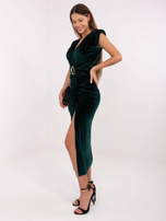 Ciemnozielona welurowa sukienka z ozdobnym detalem