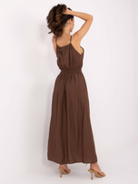 Braunes Maxikleid mit Trägern.