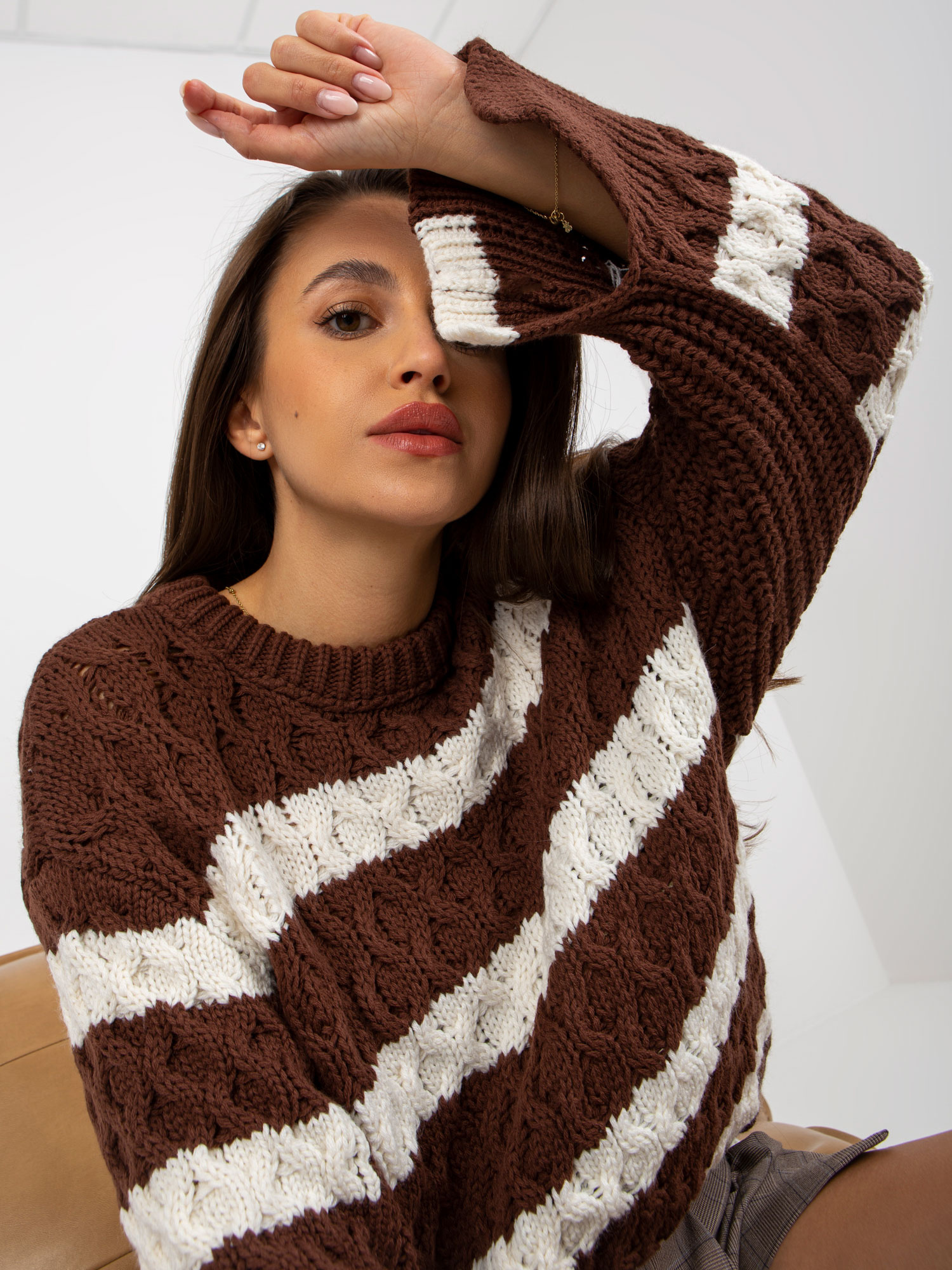 Brązowo-ecru dzianinowy sweter oversize w paski