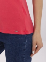 Koralowy dopasowany t-shirt basic z bawełny