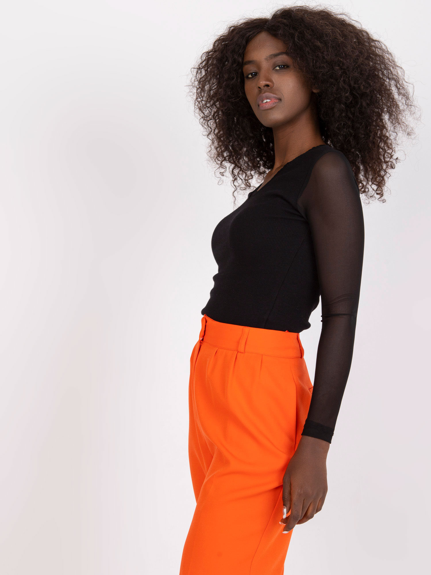 Czarna prążkowana bluzka z koronką i dekoltem w serek RUE PARIS 