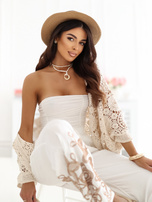 Beżowy ażurowy sweter o kroju nietoperza