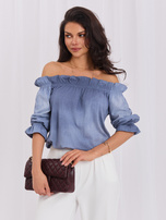 Blaue Bluse im spanischen Stil mit 3/4-Ärmeln.