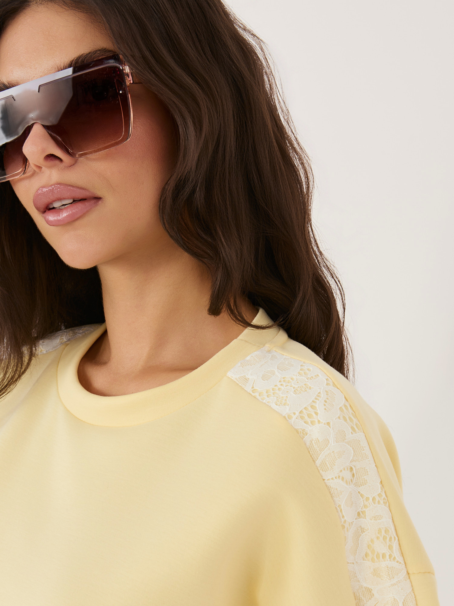 Jasnożółta damska bluzka z koronkowymi lampasami