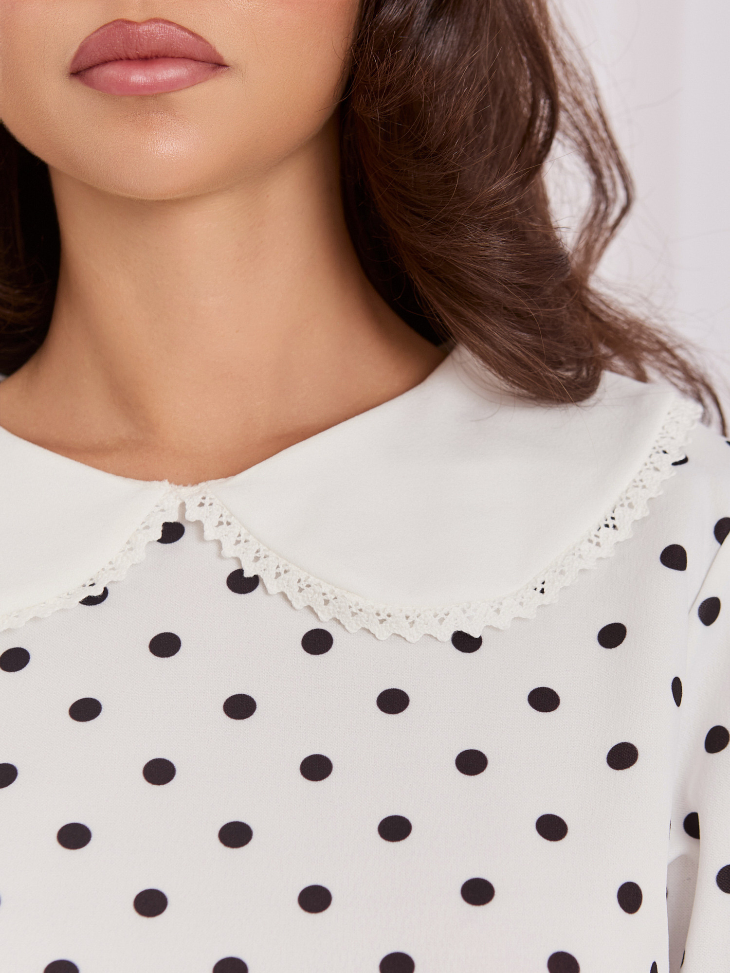 Weiße elegante Bluse mit Punkten.