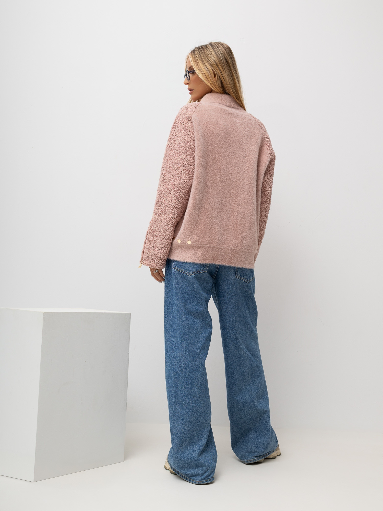Helle rosa Alpakajacke mit Reißverschlüssen an den Ärmeln.