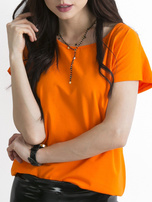 Oranžinė marškinė su apskritimu.