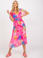 Różowa plisowana sukienka midi w tropikalne printy
