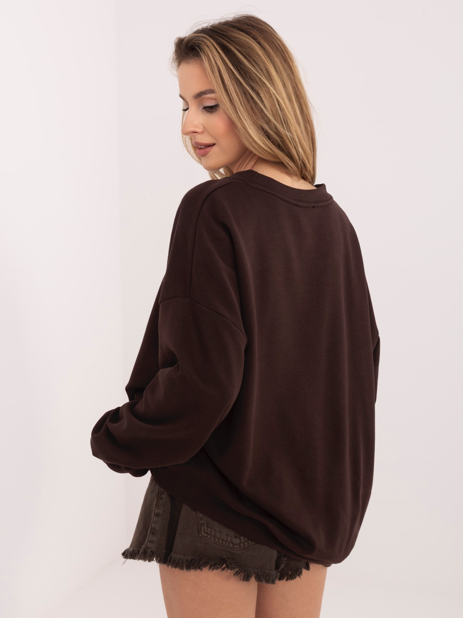 Čokoládová bavlněná oversized mikina s výšivkou.