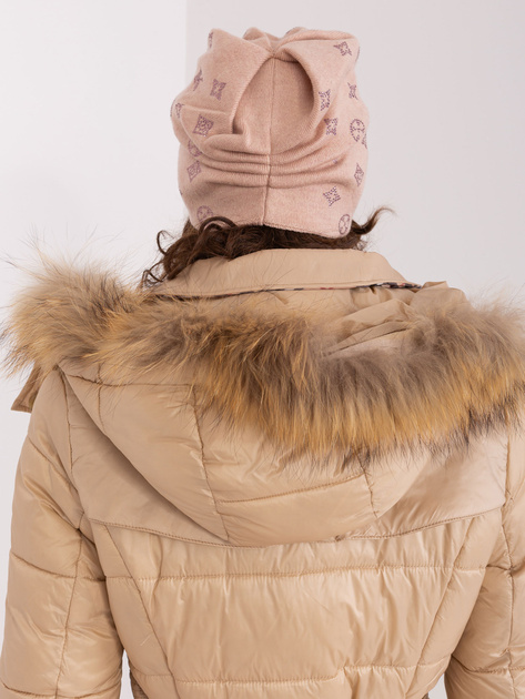 Hurtownia Brudnoróżowa czapka damska z dżetami