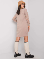 Ciemnobeżowa sukienka z koronkowymi rękawami Alexxie RUE PARIS