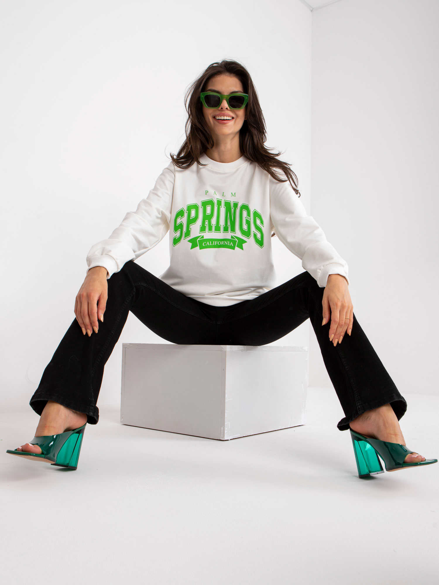 Bielo-zelena oversize majica bez kapuce s printom.